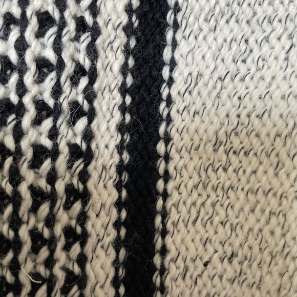 SOLD Spanish women’s chunky knit ribbed poncho cape with sleeves in gray - Picture 4 of 7